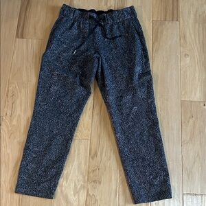 Lululemon women’s On The Fly Pants! Size 6.